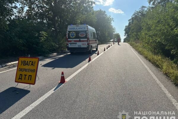 На Вінниччині легковик вилетів з дороги та врізався в дерево: двоє загиблих (ФОТО)