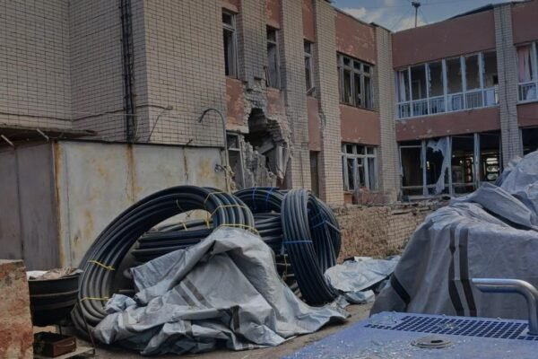 Росіяни вночі обстріляли селище на Херсонщині: влада показала наслідки (ФОТО)