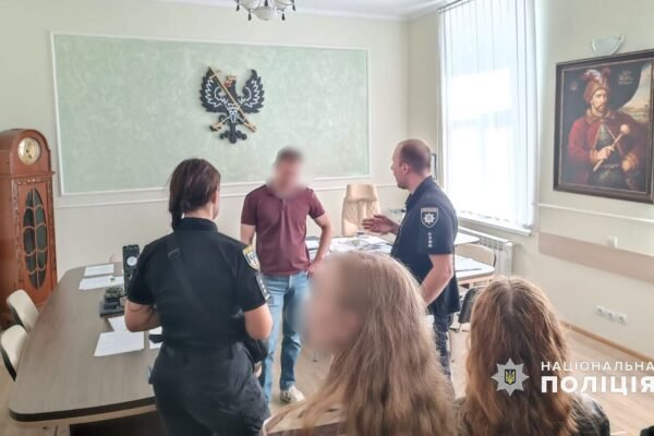 У міськраді Чернігова проводять обшуки (ФОТО)