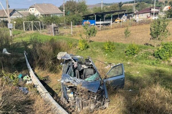 Автівка злетіла з дороги: В страшній ДТП на Хмельниччині загинула дитина