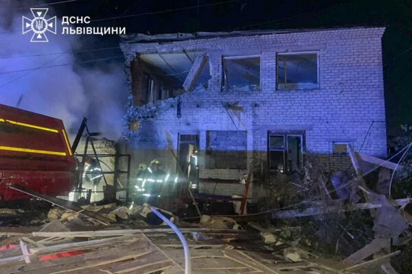 На Львівщині через падіння уламків “Шахеда” виникла пожежа (ФОТО)