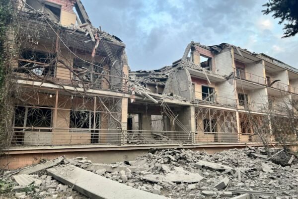 Готель, навчальні заклади, автівки: Лисак показав наслідки атаки на Кривий Ріг (ФОТО)