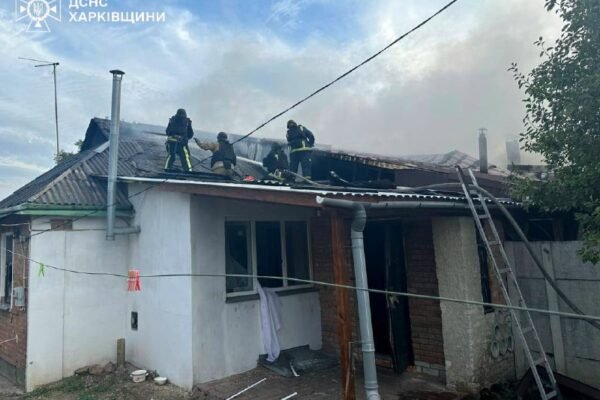 Окупанти вдарили по Дергачах на Харківщині: Є загибла та 13 поранених