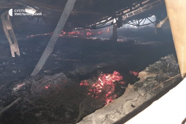 Залишилося згарище: Як виглядає склад м’яких меблів, знищений “шахедами” на Хмельниччині (ВІДЕО)
