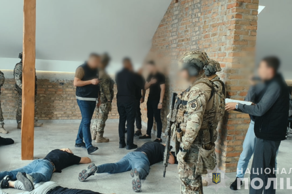 У Луцьку “накрили” шахрайський кол-центр (ФОТО, ВІДЕО)