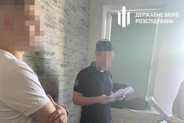 У Києві директор юридичної фірми допомагав ухилянтам виїхати за кордон