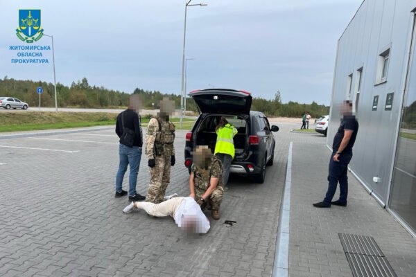 На Житомирщині затримали чоловіка та жінку, що шантажували суддю та вимагали в нього надуманий борг у сумі 15 тис. доларів
