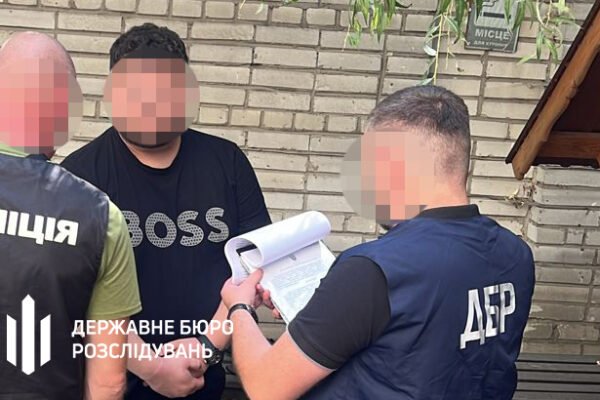 Брав по 13 тисяч доларів: інспектор Львівської митниці організував “схему” для виїзду ухилянтів за кордон (ФОТО)