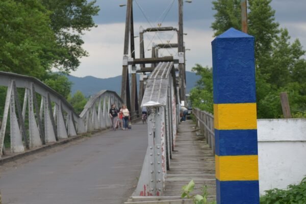 В одному з пунктів пропуску на кордоні з Румунією призупинено пропуск транспорту: Що відомо