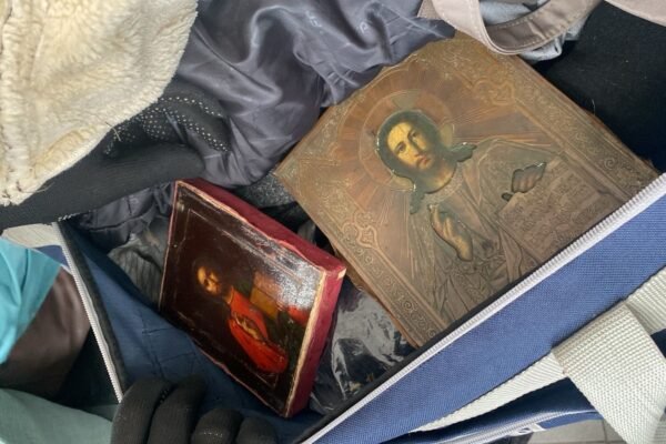 Старовинні ікони та ножі виявили в багажі українки, що їхала закордон