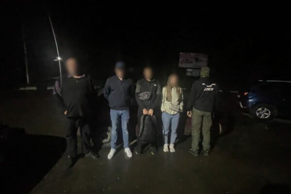На Буковині поліцейські спинили авто, в багажнику якого ховався ухилянт. Чоловік заплатив за трансфер до кордону 13 тис. доларів