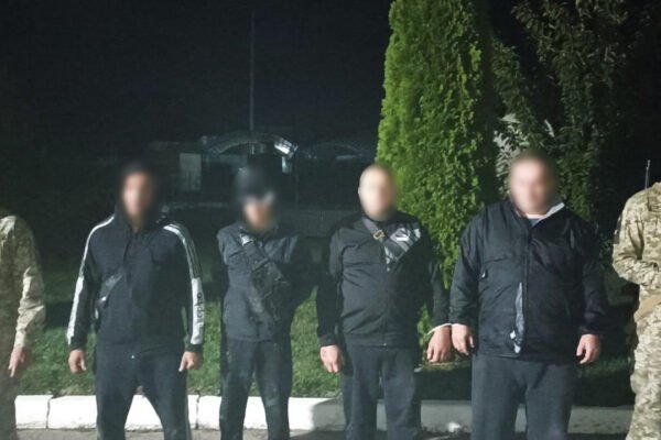 На Закарпатті затримали чотирьох чоловіків, які планували перепливати Тису, щоб потрапити в Угорщину (ВІДЕО)