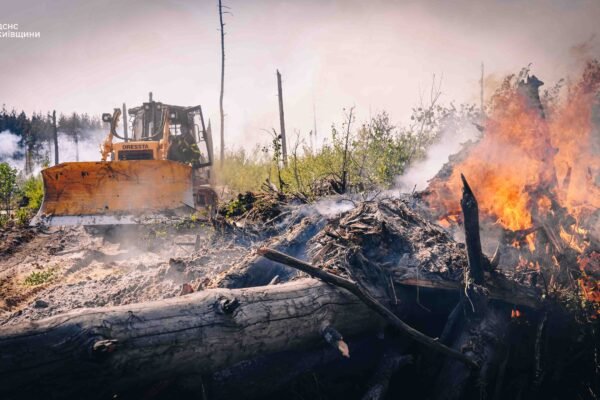 На Київщині 400 рятувальників ліквідовують пожежу у Чорнобильській зоні (ФОТО, ВІДЕО)