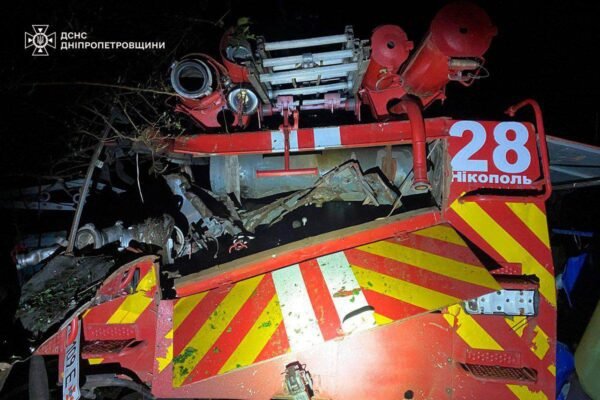 Росіяни обстріляли у Нікополі рятувальників, які гасили пожежу (ФОТО)