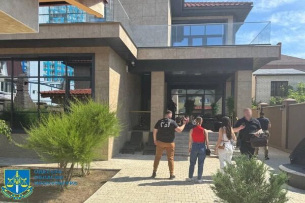 20 тисяч доларів за сприяння в уникненні депортації: посадовців одеської ДМС відправили під суд (ФОТО)