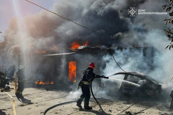 На Дніпропетровщині загасили пожежу, що виникла внаслідок падіння уламків ворожого дрона (ФОТО)
