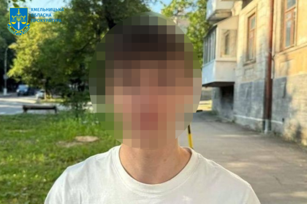 Прикинувся дівчиною та ошукав військового на півмільйона гривень: Судитимуть 19-річного молодика з Хмельниччини
