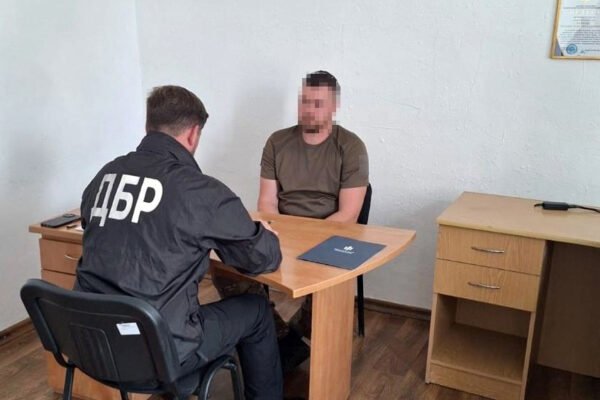 На Буковині повідомили про підозру правоохоронцю, який допомагав чоловікам нелегально покинути країну