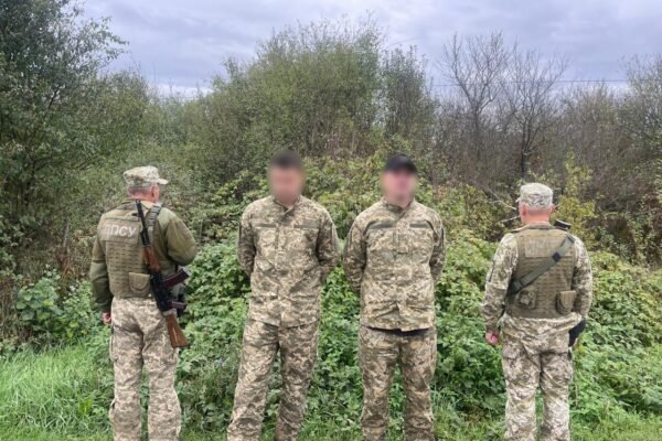 На кордоні затримали двох чоловіків, що намагалися втекти до Угорщини під виглядом військових
