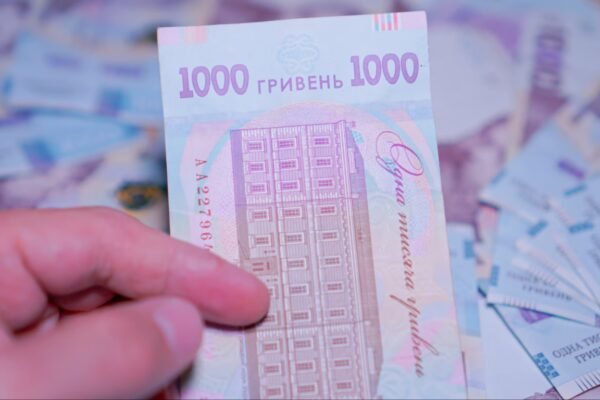 Не всі українці зможуть отримати “тисячу Зеленського”: деталі