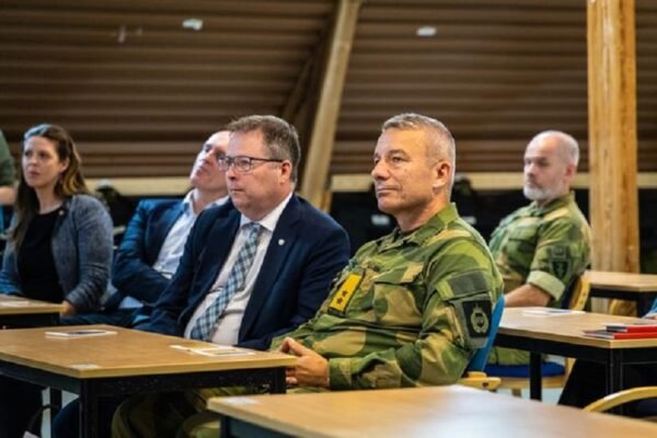 Міністр оборони Норвегії ознайомився з навчання українських військових (ФОТО)