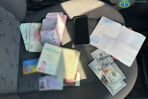 У Сумах директор благодійного фонду продавав підроблені посвідчення волонтерів та організовував виїзд ухилянтів з країни (ФОТО)