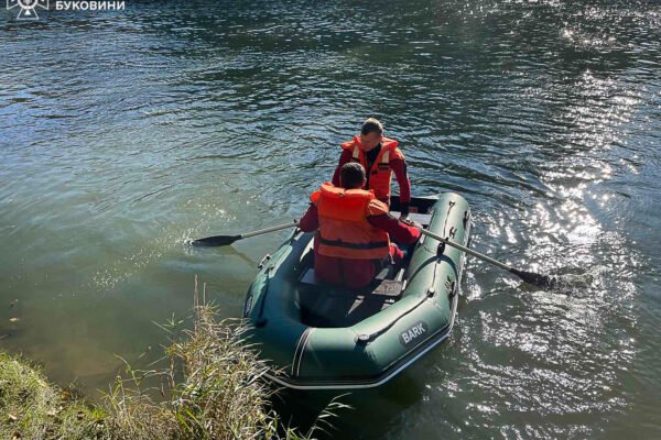 На Буковині з річки дістали тіло чоловіка (ФОТО)