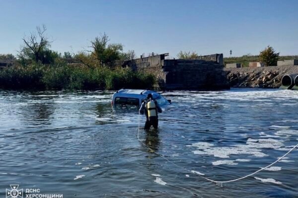 На Херсонщині автомобіль впав у річку: загинув водій (ФОТО, ВІДЕО)
