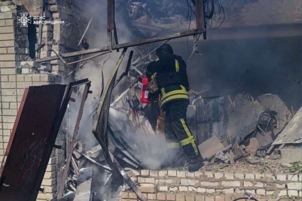 Авіаудар по Херсону: Рятувальники показали кадри з місць прильотів (ФОТО, ВІДЕО)