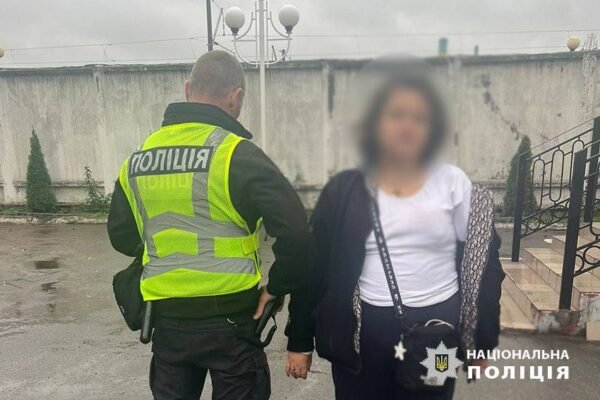 У Києві затримали жінку, яка під час ракетної атаки на столицю в прямому ефірі вихваляла дії росіян та глузувала з українців, що бігли в укриття