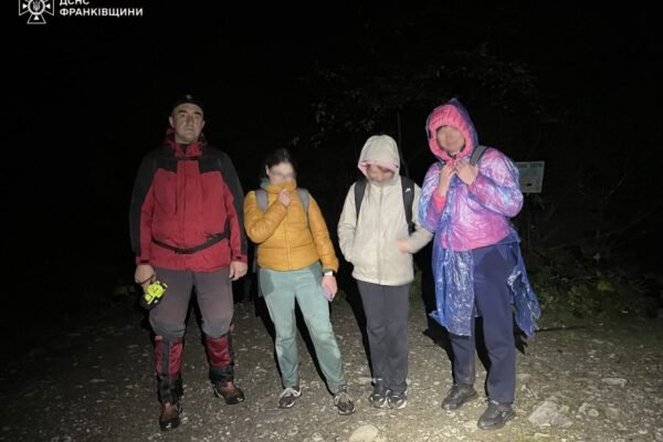 Чотирьох туристів врятували бійці ДСНС у Карпатах