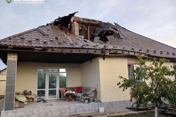 Окупанти обстріляли Херсон та околиці. Поцілили в поштове відділення