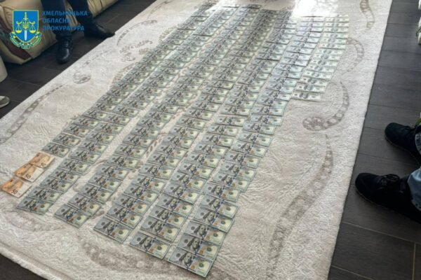 На Хмельниччині затримали двох лікарів, що допомагали отримали фіктивну інвалідність: Під час обшуку вилучено майже 8 млн грн