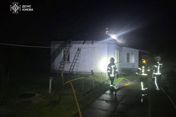 Нічна атака дронів на столицю: Уламки збитих дронів впали у трьох районах