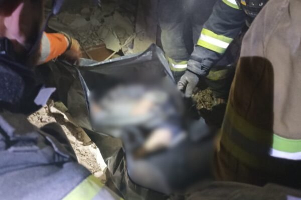 На Донеччині з-під завалів будинку дістали пораненого та тіла двох загиблих