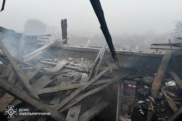 Рятувальники розповіли подробиці ударів по Старокостянтинову та показали наслідки (ФОТО)