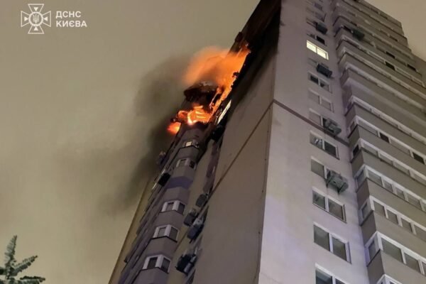 Ворог атакував Київ: Дрон влучив у 25-поверхівку, спалахнули пожежі (ФОТО)