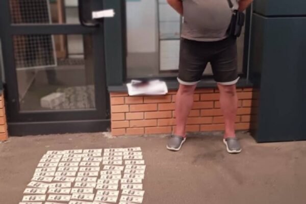 Вимагав 10 тис. доларів за вступ до вишу: У Харкові затримали посадовця університету