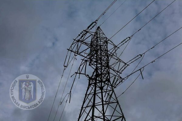 У Києві зранку внаслідок атаки була пошкоджена високовольтна лінія