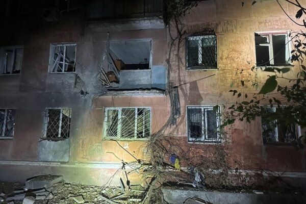 Обстріли Нікопольщини не вщухають: У кількох громадах пошкоджені багатоповерхівки