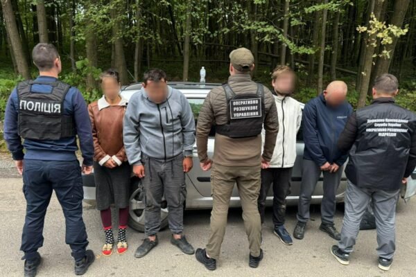 Групу ухилянтів разом із переправниками затримали на кордоні зі Словаччиною