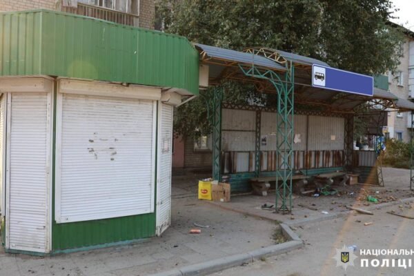 Росіяни вдарили дроном по зупинці у Купʼянську: двоє поранених (ФОТО)