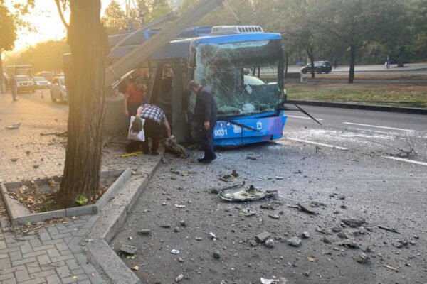 У Миколаєві тролейбус врізався в стовп: постраждали шестеро пасажирів, серед них – троє дітей (ФОТО)