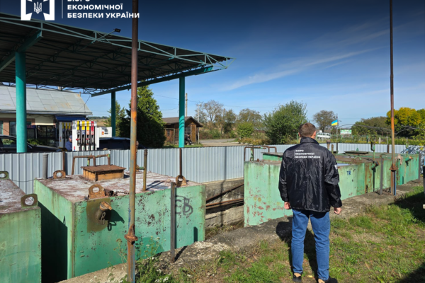 Фальсифіковане пальне вилучили із підпільної АЗС на Буковині