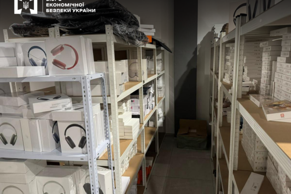 В Україні викрили мережу з продажу підробленої техніки відомого бренду (ФОТО)