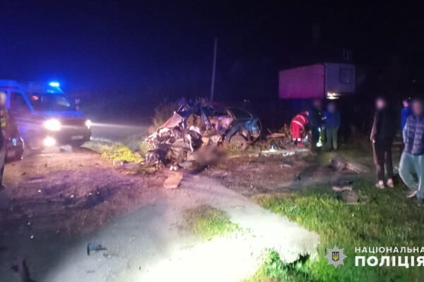 На Буковині BMW влетів в бетонну перешкоду, загинуло двоє людей