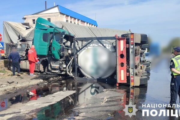 На Полтавщині зіткнулися дві вантажівки: водії у лікарні (ФОТО)