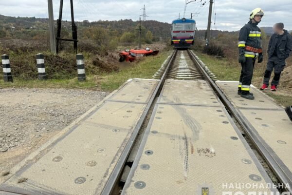 Смертельна ДТП на Закарпатті: поїзд протяг автівку 150 метрів (ФОТО)