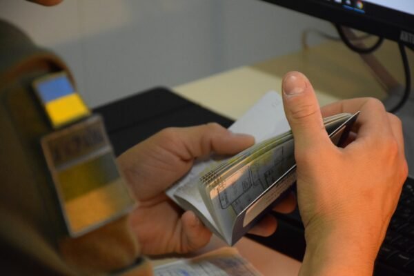 На Закарпатті за добу двоє чоловіків хотіли виїхати за кордон за підробленими документами