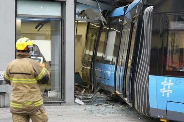 У Норвегії трамвай в’їхав у приміщення магазину (ФОТО)
